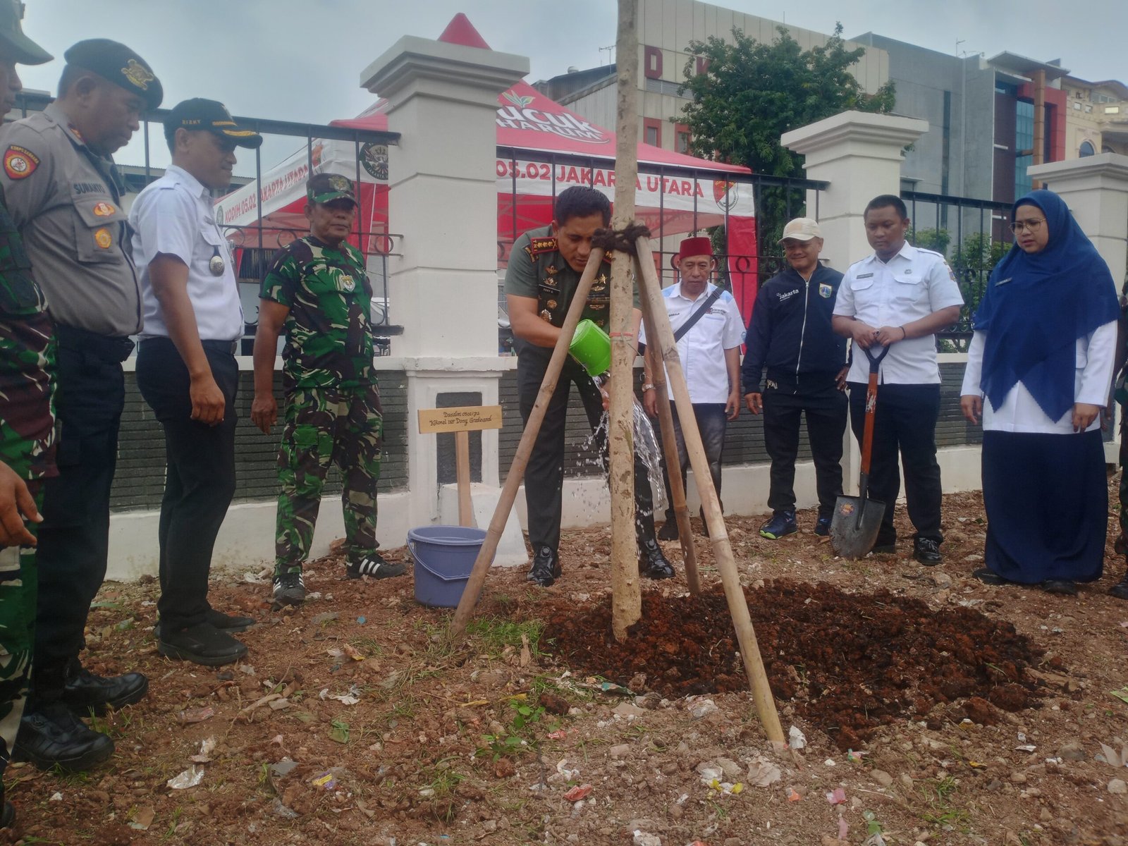 Foto dok :Dandim/0502, Letkol Inf DoniJakarta Utara menyiram pohon yang sudah di tanam